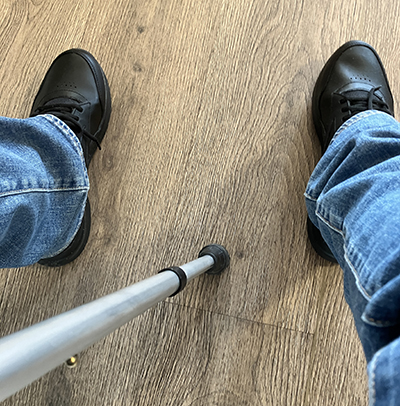I väntrummet med krycka svarta fulskor jeansben