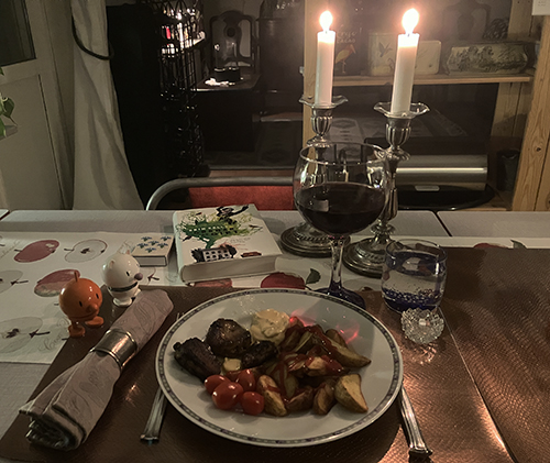 Kalkon klyftor tomater sås Hopptisarna levande ljus rödvin Grenar av gift Kalkon klyftor tomater sås Hopptisarna levande ljus rödvin Grenar av gift