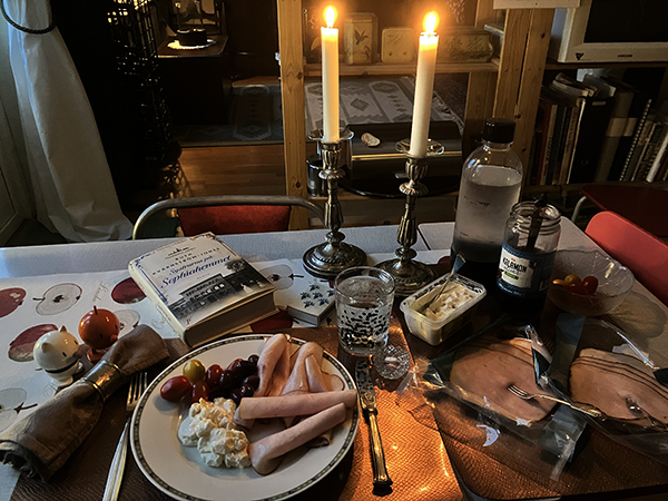 Kallskuren kalkon mimosasallad tomater oliver vatten Hopptisarna Systrarna på Sophiahemmet levande ljus Kallskuren kalkon mimosasallad tomater oliver vatten Hopptisarna Systrarna på Sophiahemmet levande ljus