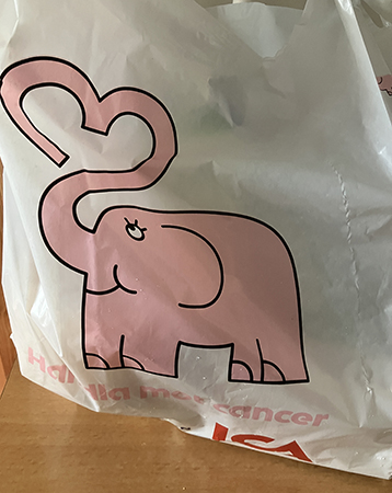 Kasse med rosa elefant från ICA