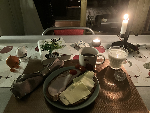 Kvällsmat med Hopptisarna Grenar av gift kaffe mackor mjölk tomater levande ljus Kvällsmat med Hopptisarna Grenar av gift kaffe mackor mjölk tomater levande ljus