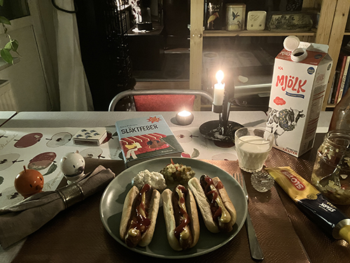 Kycklingkorvar med bröd räksallad Annas bostongurka Hopptisarna levande ljus och Släktfeber