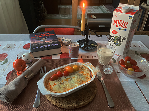 Kycklinglasagne med tomater mjölk Hopptisarna Rymlingen o levande ljus