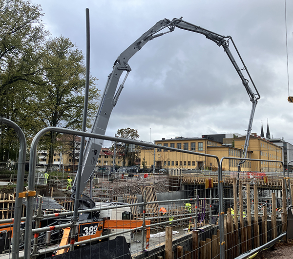 Lång maskinarm vid tunnelbygget St Olof den 14 oktober 2026