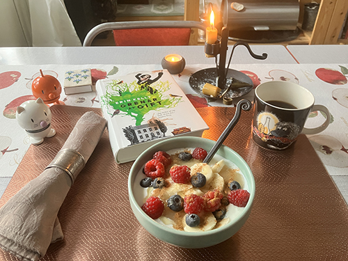 Lördagsfrukost fil med banan bär äpplemos kanel honung Hopptisarna Grenar av gift levande ljus
