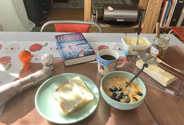 Lördagsfrukost vid lunchtid med rostat bröd flingor o blåbär m mjölk Hopptisarna o Grå horisont Lördagsfrukost vid lunchtid med rostat bröd flingor o blåbär m mjölk Hopptisarna o Grå horisont
