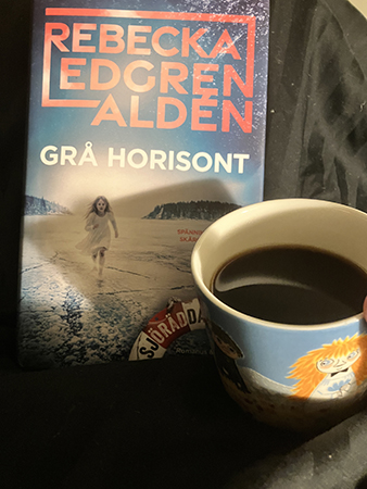 Lördagsmorgon med Grå horisont och kaffe på sängen Lördagsmorgon med Grå horisont och kaffe på sängen