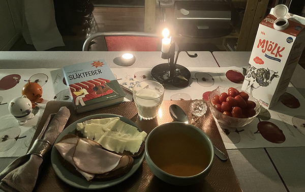 Mackor o tomatsoppa Släktfeber Hopptisarna mjölk tomater levande ljus