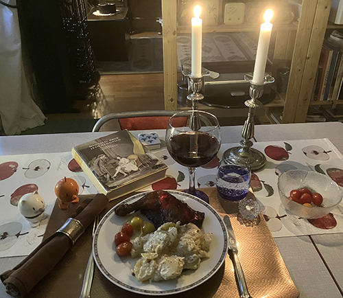 Majskyckling och potatisgratäng Hopptisarna franskt rödvin levande ljus Min salig bror JH