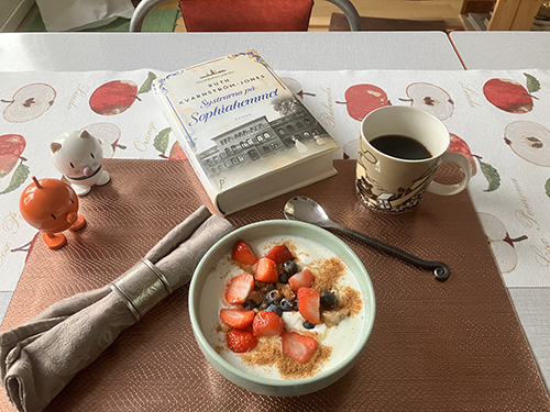 Måndagsfrukost fil med bär kaffe Hopptisarna Systrarna på Sophiahemmet Måndagsfrukost fil med bär kaffe Hopptisarna Systrarna på Sophiahemmet
