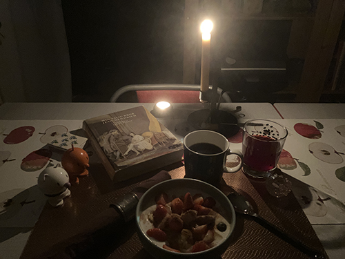 Måndagsfrukost med levande ljus