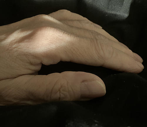 Min hand på svart lakan