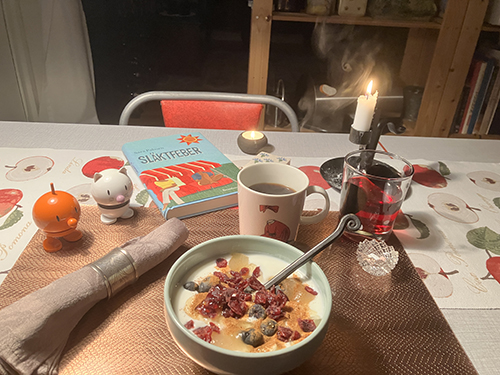 Onsdagsfrukost med tänd kökslampa levande ljus fil m bär Hopptisarna Släktfeber