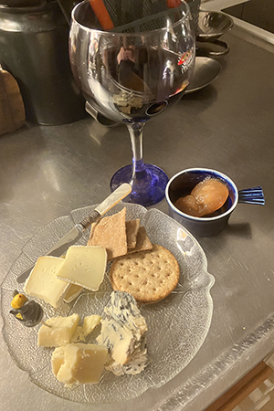 Ostassiett med kex päronmarmelad o ett glas Terre di Mario rosso