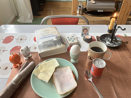 Rostat bröd ägg o kaffe med Hopptisarna systrarna o mamma levande ljus