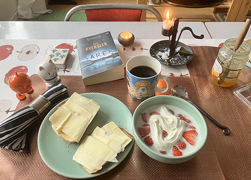 Rostat bröd jordgubber m mjölk o sprejgrädde kaffe Hopptisarna Sarek o levande ljus Rostat bröd jordgubber m mjölk o sprejgrädde kaffe Hopptisarna Sarek o levande ljus