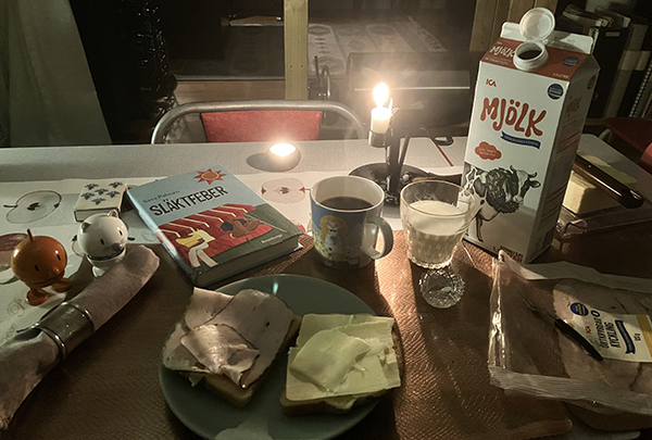 Rostat bröd kaffe mjölk Hopptisarna Släktfeber levande ljus