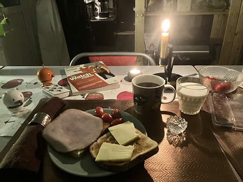 Rostat bröd kaffe mjölk med Hopptisarna och The Watchmaker levande ljus Rostat bröd kaffe mjölk med Hopptisarna och The Watchmaker levande ljus