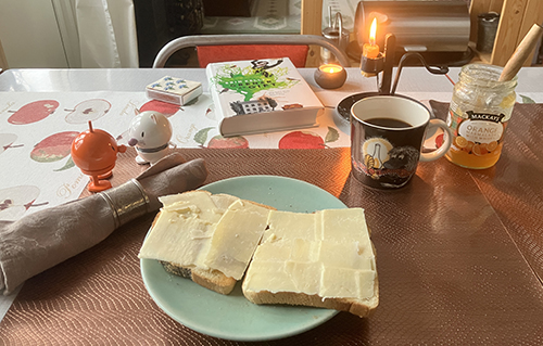 Rostat bröd m ost o marmelad Hopptisarna Grenar av gift levande ljus kaffe