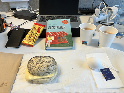 Skrivbordslunch med macka ägg varm choklad Kexchoklad o Släktfeber