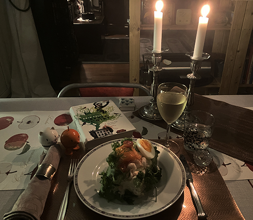 Smörgåstårta o vitt vin levande ljus med Hopptisarna o Grenar av gift Smörgåstårta o vitt vin levande ljus med Hopptisarna o Grenar av gift