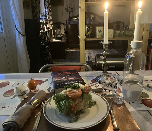 Smörgåstårta och alkoholfritt bubbelvatten Hopptisarna Rymlingen och levande ljus