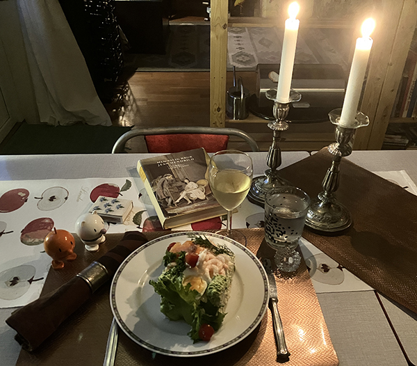 Smörgåstårta och vitt vin med Hopptisarna och JH levande ljus Smörgåstårta och vitt vin med Hopptisarna och JH levande ljus