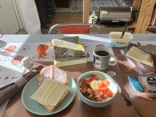 Solig lördagsfrukost med rostat bröd fil m bär Hopptisarna o Min salig bror Jean Hendrich