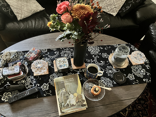 Söndagsfika hemma med höstbukett Min salig bror JH o Noisette