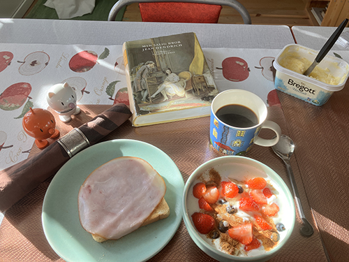 Söndagsfrukost med rostat bröd fil med bär kaffe Hopptisarna o Min salig bror Jean Hendrich