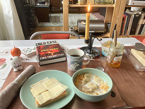 Söndagsfrukost rostat bröd flingor o banan med mjölk Hopptisarna Ängladåd o levande ljus