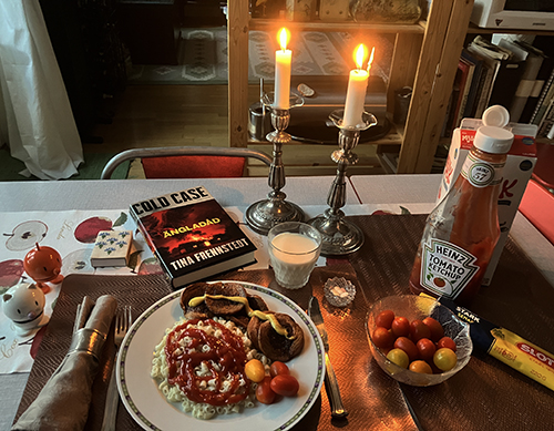 Söndagsmiddag kycklingkorv o makaroner mjölk tomater Hopptisarna Ängladåd levande ljus