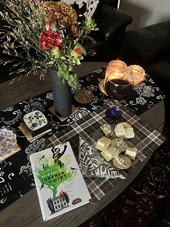 Söndagsmiddag ost kex vin Grenar av gift blommor levande ljus