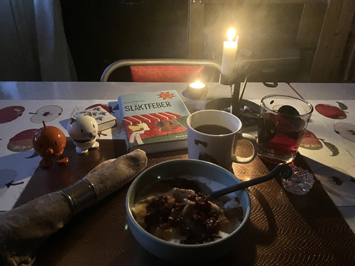 Tisdagsfrukost med levande ljus Hopptisarna Släktfeber fil med bär