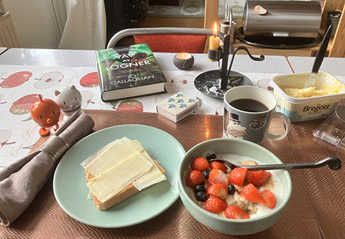 Torsdagsfrukost med Hopptisarna Väv av lögner rostat bröd fil med bär kaffe o levande ljus