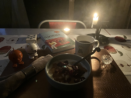 Torsdagsfrukost med Släktfeber Hopptisarna levande ljus o fil med bär