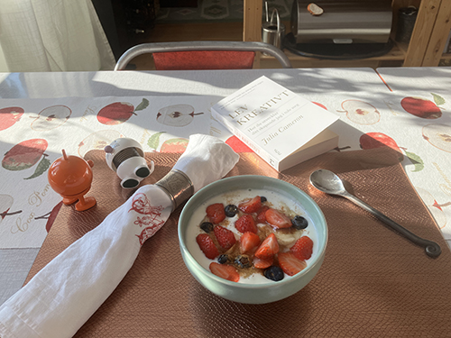 Torsdagsfrukost vid soligt köksbord fil med bär Hopptisarna Lev kreativt