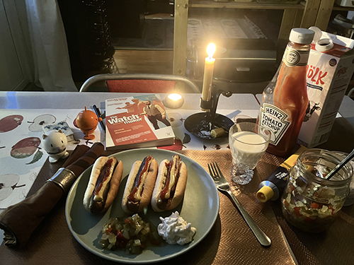 Tre grillade kycklingkorvar med bröd Annas bostongurka räksallad Hopptisarna o The Watchmaker Tre grillade kycklingkorvar med bröd Annas bostongurka räksallad Hopptisarna o The Watchmaker