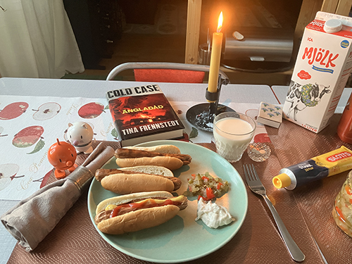 Tre grillade kycklingkorvar med bröd räksallad o Annas bostongurka mjölk Hopptisarna Ängladåd