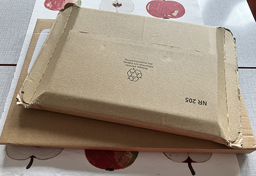 Två bruna bokpaket på köksbordet