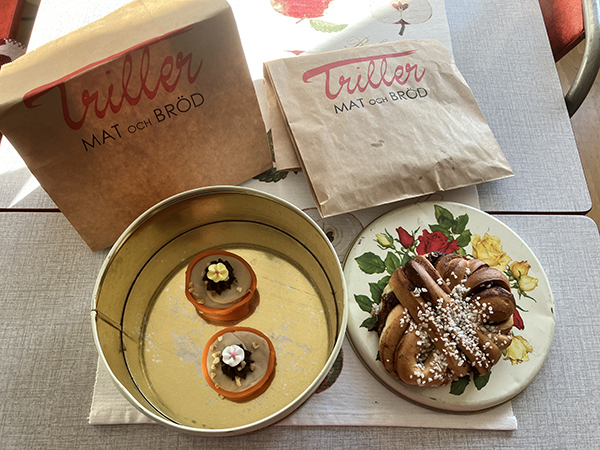 Två Noisette och en kanelbulle från Triller i blomburken på köksbordet