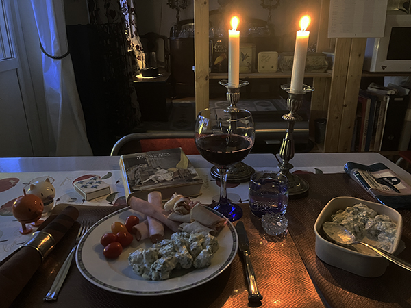 Två sorters kalkon krämig potatissallad levande ljus ett glas rött Hopptisarna och JHboken
